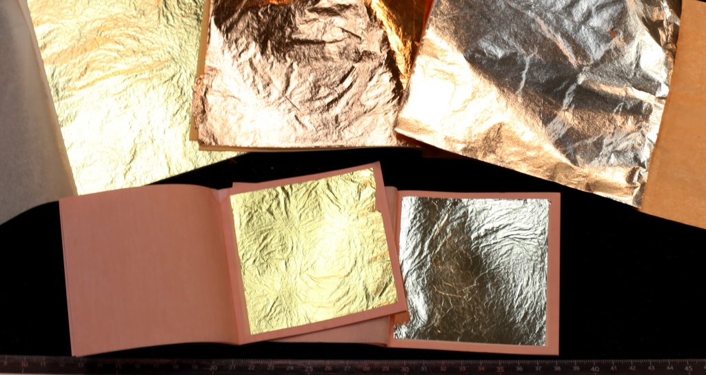 PAN DE ORO: Es una lámina muy fina de oro batido que se usa para 'pintar de  dorado' diferentes superficies. También existe e…
